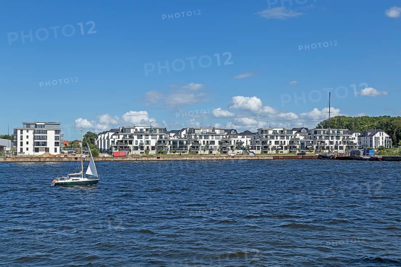 Residential area on the eastern bank of the Unterwarnow, sailing boat, Rostock, Mecklenburg-Vorpommern, Germany