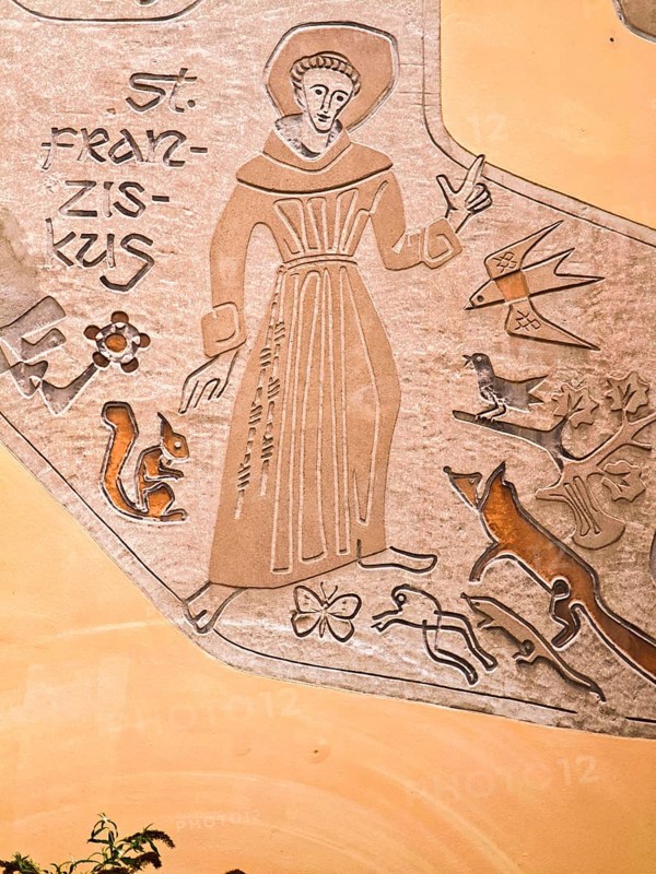 St Francis, Francis of Assisi, patron saint of animals, Middle Ages, birds, fox, squirrel, butterfly, frog, depiction on house wall, Brühl, North Rhine-Westphalia, Germany