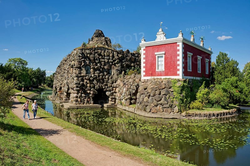 Stein Island with the artificial volcano Vesuvius and Villa Hamilton, Wörlitz Park, Wörlitz Gardens, Garden Kingdom of Dessau-Wörlitz, UNESCO World Heritage Site, Wörlitz, Dessau-Roßlau, Saxony-Anhalt, Germany