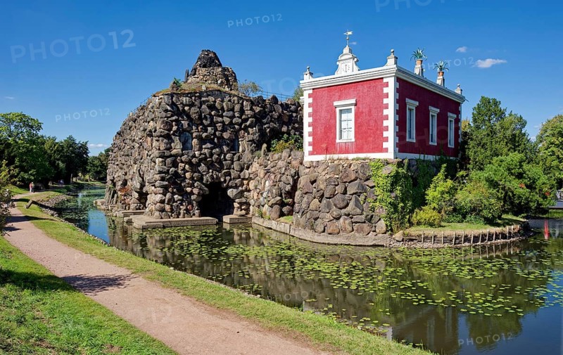 Stein Island with the artificial volcano Vesuvius and Villa Hamilton, Wörlitz Park, Wörlitz Gardens, Garden Kingdom of Dessau-Wörlitz, UNESCO World Heritage Site, Wörlitz, Dessau-Roßlau, Saxony-Anhalt, Germany