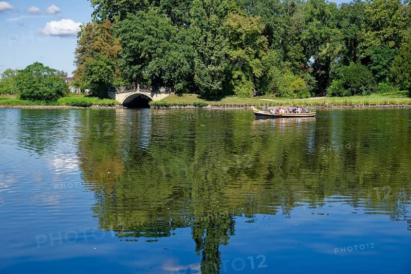 Excursion boat, gondola on Lake Wörlitz, Wörlitz Park, Wörlitz Gardens, Garden Kingdom of Dessau-Wörlitz, UNESCO World Heritage Site, Wörlitz, Dessau-Roßlau, Saxony-Anhalt, Germany