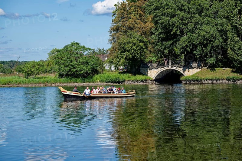 Excursion boat, gondola on Lake Wörlitz, Wörlitz Park, Wörlitz Gardens, Garden Kingdom of Dessau-Wörlitz, UNESCO World Heritage Site, Wörlitz, Dessau-Roßlau, Saxony-Anhalt, Germany