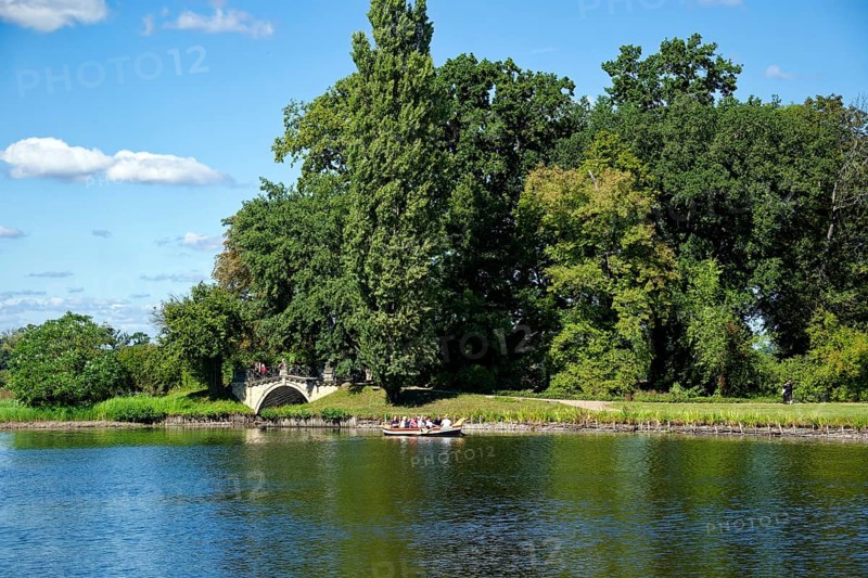 Excursion boat, gondola on Lake Wörlitz, Wörlitz Park, Wörlitz Gardens, Garden Kingdom of Dessau-Wörlitz, UNESCO World Heritage Site, Wörlitz, Dessau-Roßlau, Saxony-Anhalt, Germany