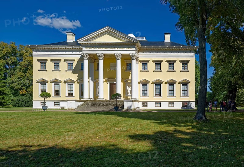 Wörlitz Palace, built 1769-1773, founding building of German Classicism, main façade, Wörlitz Park, Wörlitz Gardens, Garden Kingdom of Dessau-Wörlitz, UNESCO World Heritage Site, Wörlitz, Dessau-Roßlau, Saxony-Anhalt, Germany