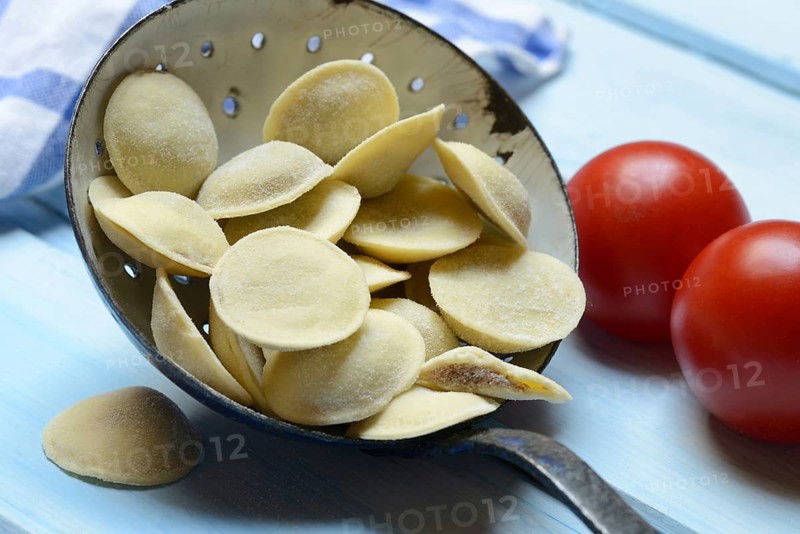 Anolini, filled dumplings in a sieve, pasta variety from Italy, Anolini piacentini