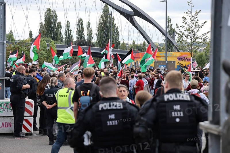 Several thousand people take part in a pro-Palestine demonstration under the slogan United 4 Gaza in Frankfurt am Main on 30 August 2025 in the Hafenpark, near the European Central Bank (ECB) . The rally is accompanied by a massive police presence. On 7 October 2023, the terrorist militia Hamas killed more than 1, 100 people in an attack on Israel. Since Israel's subsequent intervention in the Gaza Strip, there have been repeated pro-Palestinian demonstrations throughout Germany