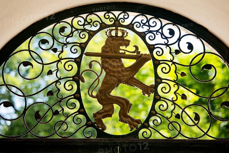 Lattice doors by Ernst Riegel with floral motifs and the Hessian lion in the octagonal pavilion, Kurbrunnen, Bad Nauheim, Hesse, Germany