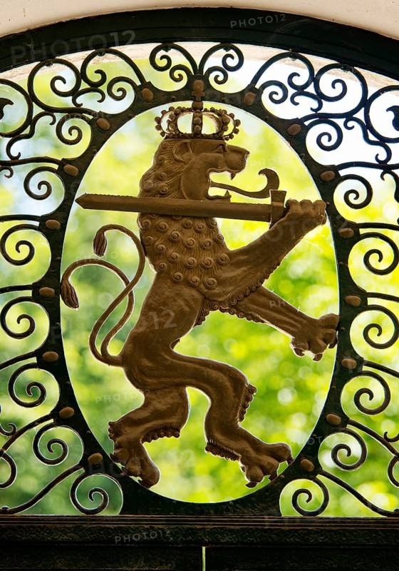 Lattice doors by Ernst Riegel with floral motifs and the Hessian lion in the octagonal pavilion, Kurbrunnen, Bad Nauheim, Hesse, Germany