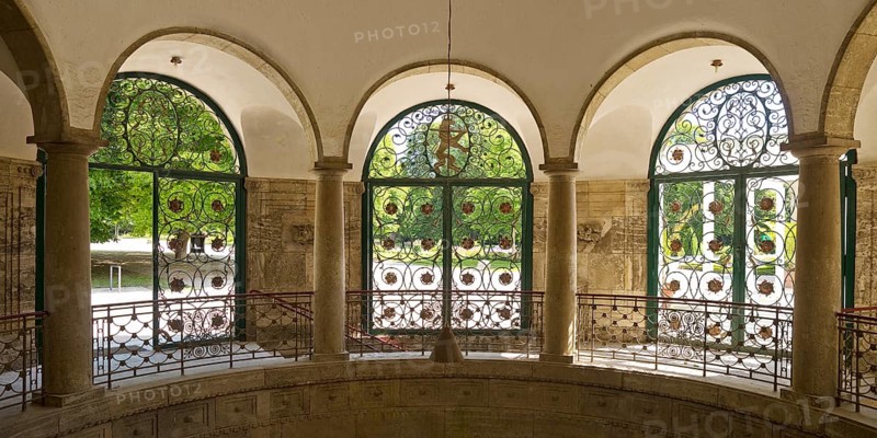 Lattice doors by Ernst Riegel with floral motifs and the Hessian lion in the octagonal pavilion, Kurbrunnen, Bad Nauheim, Hesse, Germany