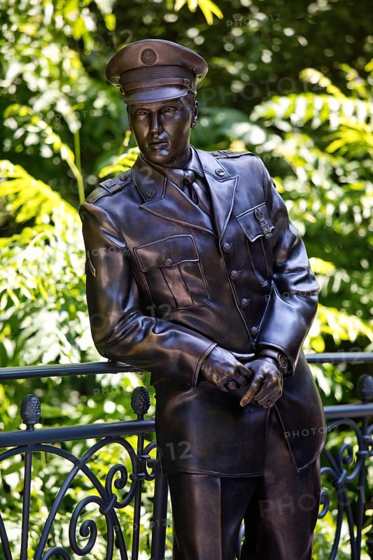 Elvis in bronze on the Usa Bridge, bronze statue of Elvis Presley, who lived in Bad Nauheim from 1958 to 1960, Hesse, Germany
