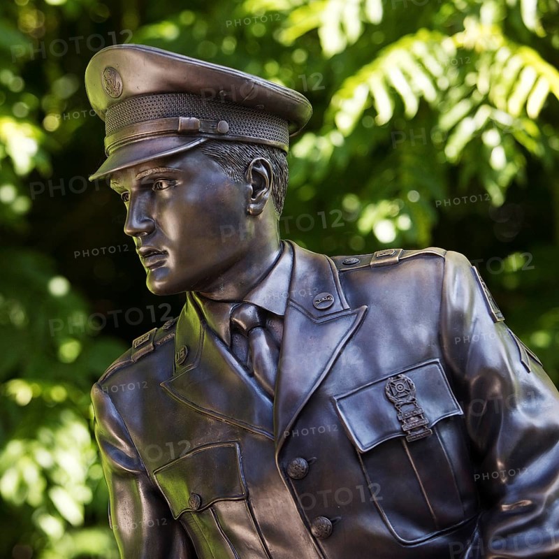 Elvis in bronze on the Usa Bridge, bronze statue of Elvis Presley, who lived in Bad Nauheim from 1958 to 1960, Hesse, Germany