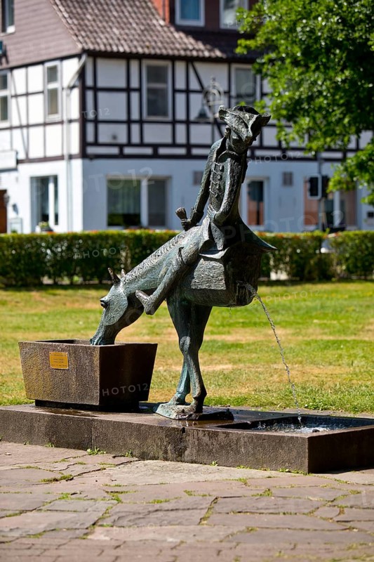 Münchhausen fountain by Bruno Schmitz with Münchhausen on the halved horse, Bodenwerder, Weserbergland, Lower Saxony, Germany