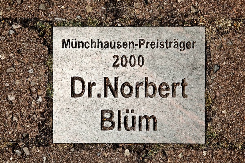 Sign for the Münchhausen Prize winner of 2000 Dr Norbert Blüm in the Münchhausen town of Bodenwerder, Weserbergland, Lower Saxony, Germany