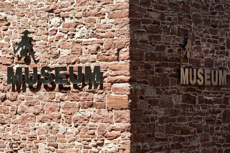 Münchhausen Museum, writing on a quarry stone wall, Münchhausen town of Bodenwerder, Weserbergland, Lower Saxony, Germany