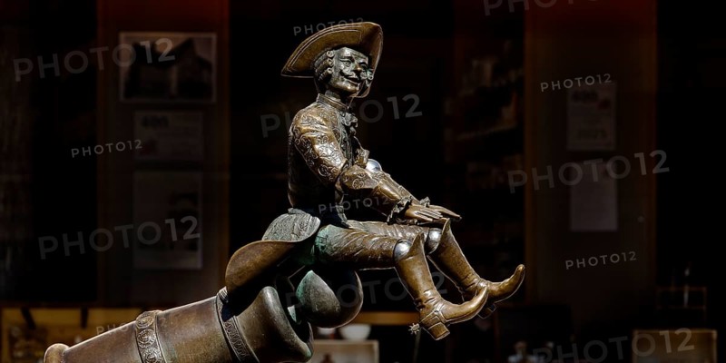 Munchausen figure, The Ride on the Cannonball, Munchausen Fountain by Bonifatius Stirnberg in Bodenwerder, Weserbergland, Lower Saxony, Germany