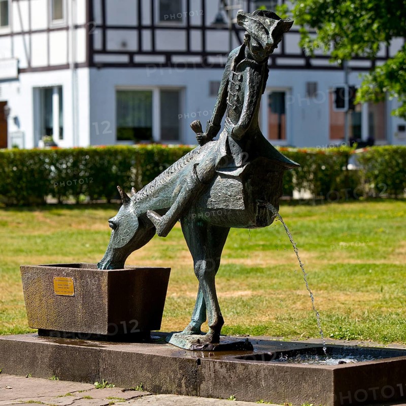 Münchhausen fountain by Bruno Schmitz with Münchhausen on the halved horse, Bodenwerder, Weserbergland, Lower Saxony, Germany