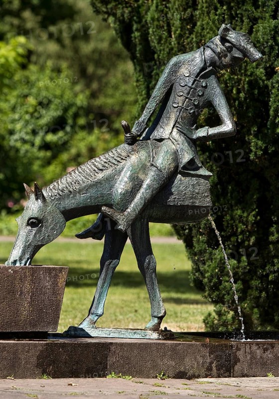Münchhausen fountain by Bruno Schmitz with Münchhausen on the halved horse, Bodenwerder, Weserbergland, Lower Saxony, Germany