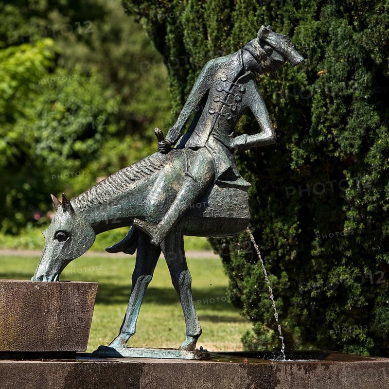 Münchhausen fountain by Bruno Schmitz with Münchhausen on the halved horse, Bodenwerder, Weserbergland, Lower Saxony, Germany