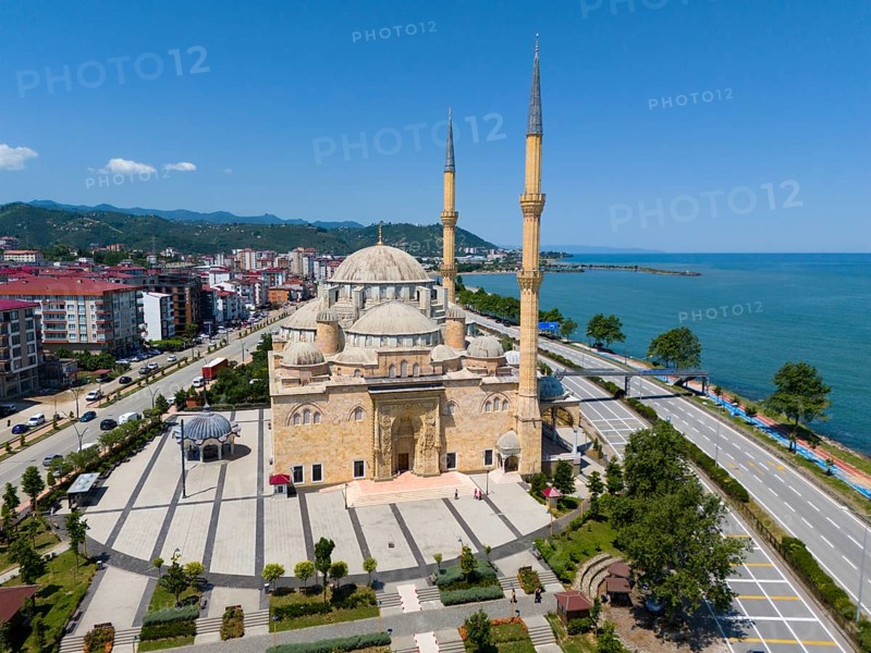 Panoramic view of a large mosque with minarets on a coastline flanked by streets and buildings, aerial view, Sarayburnu Mosque, Sarayburnu Cami, largest mosque outside Instanbul in Turkey, Bulancak, Giresun Province, Turkey