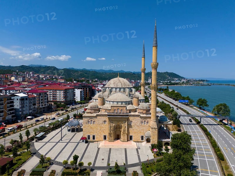 Large mosque with several minarets on the coast, surrounded by modern buildings and mountains in the background, aerial view, Sarayburnu Mosque, Sarayburnu Cami, largest mosque outside Instanbul in Turkey, Bulancak, Giresun Province, Turkey