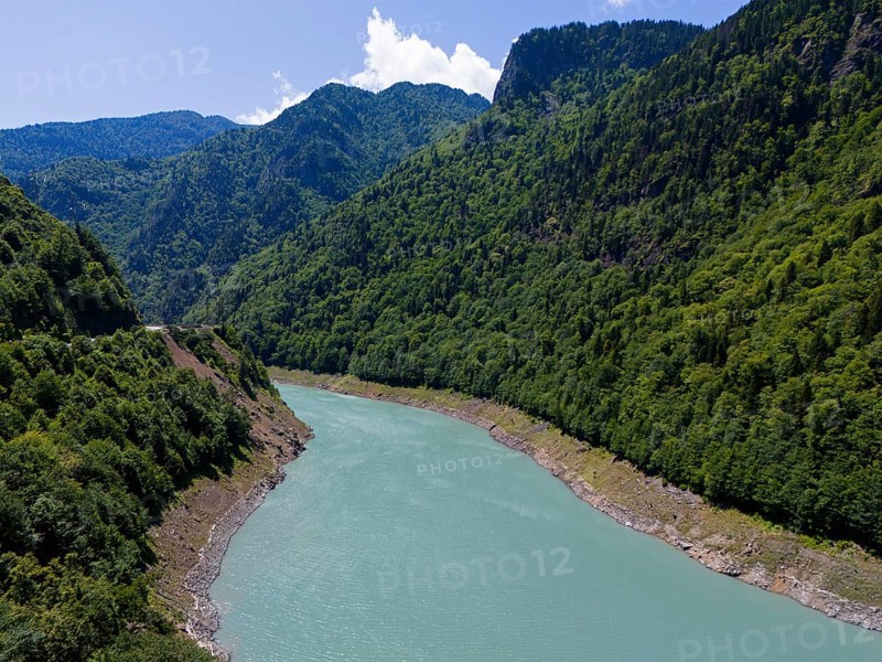 A turquoise-coloured river winds through a wooded and mountainous valley under a clear sky, aerial view, Enguri River near Idliani, Samegrelo-Zemo Svaneti Province, Svaneti, Georgia