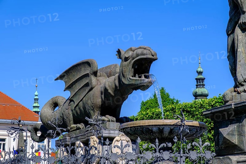 Lindwurmbrunnen and town hall, Neuer Platz, Klagenfurt, Carinthia, Austria
