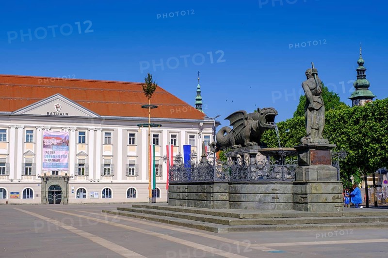 Lindwurmbrunnen and town hall, Neuer Platz, Klagenfurt, Carinthia, Austria
