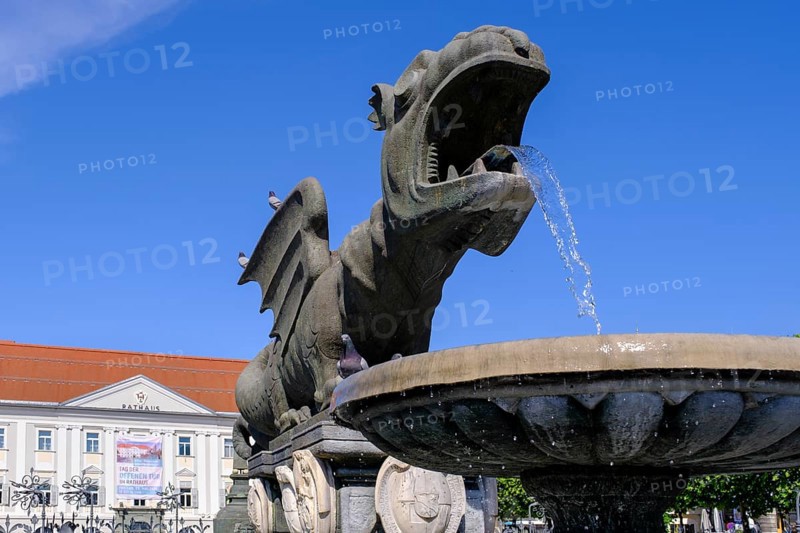 Lindwurmbrunnen and town hall, Neuer Platz, Klagenfurt, Carinthia, Austria