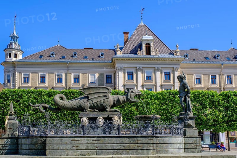 Lindwurmbrunnen and town hall, Neuer Platz, Klagenfurt, Carinthia, Austria
