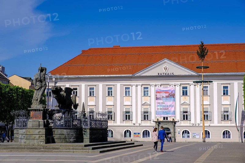 Lindwurmbrunnen and town hall, Neuer Platz, Klagenfurt, Carinthia, Austria