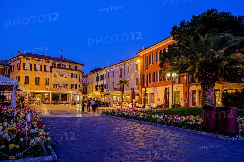 Dusk in Piazza Giosuè Carducci, Sirmione on Lake Garda, Veneto, Veneto, Italy