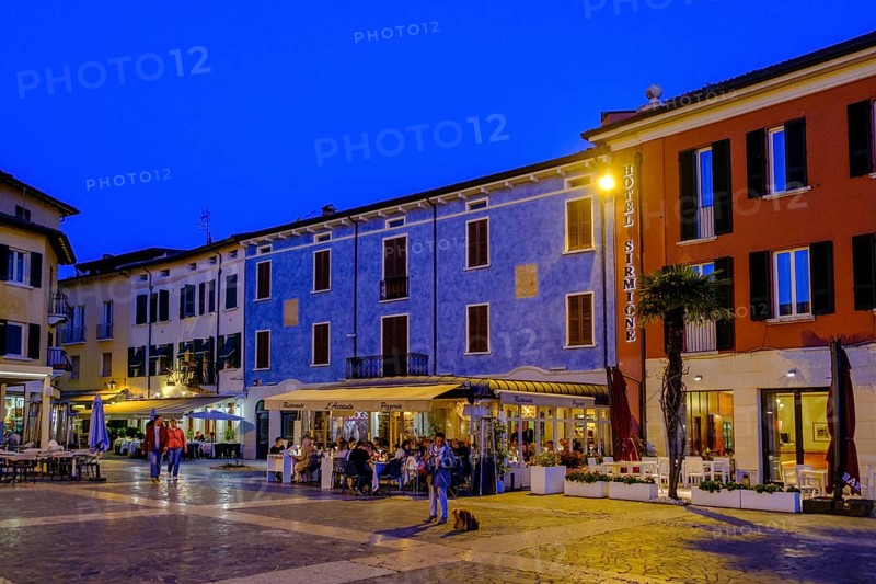 Dusk in Piazza Giosuè Carducci, Sirmione on Lake Garda, Veneto, Veneto, Italy