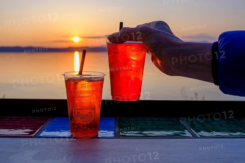 Cocktails, Aperol Sprizz, sunset at the bar, Lido delle Grotte, Jamaica Beach, Sirmione on Lake Garda, Veneto, Veneto, Italy