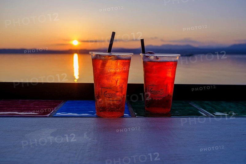 Cocktails, Aperol Sprizz, sunset at the bar, Lido delle Grotte, Jamaica Beach, Sirmione on Lake Garda, Veneto, Veneto, Italy