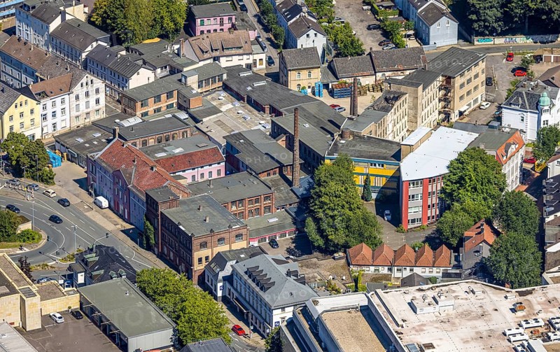Aerial view, Haus der Gesundheit, former factory of the Berg company with chimney, now part of the EntwicklungsCentrum und GründerCentrum, Deutsche Bank building, Knapper Straße corner Kindergäßchen, Lüdenscheid-Stadt, Lüdenscheid, Sauerland, North Rhine-Westphalia, Germany, DE, Europe, aerial view, aerial photography, aerial photography, Märkischer Kreis, overview, bird's-eye view, birds-eyes view, overview