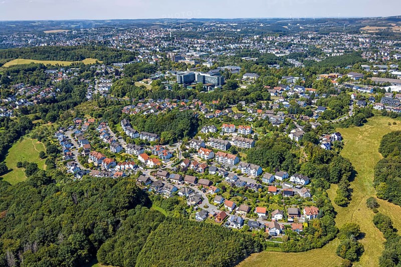 Aerial view, city view and residential area between Den-Helder-Straße and Paracelsusstraße, Klinikum Lüdenscheid Märkische Kliniken, Piepersloh, Lüdenscheid, Sauerland, North Rhine-Westphalia, Germany, DE, Europe, healthcare, property tax, hospital, real estate, clinic, hospital centre, hospital, aerial view, aerial photography, aerial photography, medical facility, medical aid, Märkischer Kreis, overview, bird's-eye view, residential complex, living and life, residential area, residential quality, residential neighbourhood, housing estate, residential district, birds-eyes view, overview, medical care