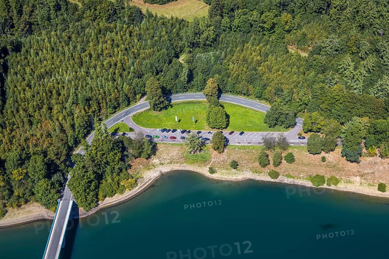 Aerial view, Hokühler Bucht car park at the Klamer bridge at the Versetalsperre, Piepersloh, Lüdenscheid, Sauerland, North Rhine-Westphalia, Germany, DE, Europe, aerial view, aerial photography, aerial photography, Märkischer Kreis, car park, lake, dam wall, road traffic, reservoir, overview, bird's-eye view, forest area, birds-eyes view, overview