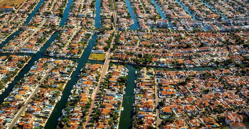 Marina of Empuriabrava, Ampuriabrava, CastellÃü d'EmpÃºries on the Gulf of Roses, holiday homes with boat mooring, largest marina in Europe, boat canals, Empuriabrava, Costa Brava, Catalonia, Spain, Europe, aerial photo, birds-eyes view, aerial photography, aerial photography, overview, bird's eye view, aerial photos of Spain
