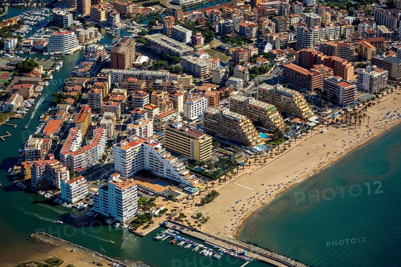 Roses on the Gulf of Roses, high-rise buildings on the beach, holiday resort, palm beach, beach, Costa Brava, Catalonia, Spain, Roses, Europe, aerial photo, birds-eyes view, aerial photography, aerial photography, overview, overview, bird's eye view, aerial photos of Spain