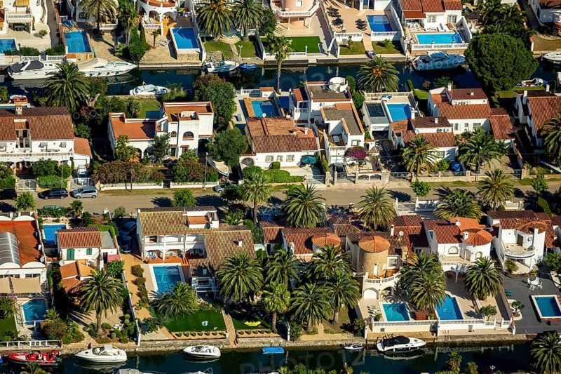 Marina of Empuriabrava, Ampuriabrava, CastellÃü d'EmpÃºries on the Gulf of Roses, holiday homes with boat mooring, largest marina in Europe, boat canals, Empuriabrava, Costa Brava, Catalonia, Spain, Europe, aerial photo, birds-eyes view, aerial photography, aerial photography, overview, bird's eye view, aerial photos of Spain