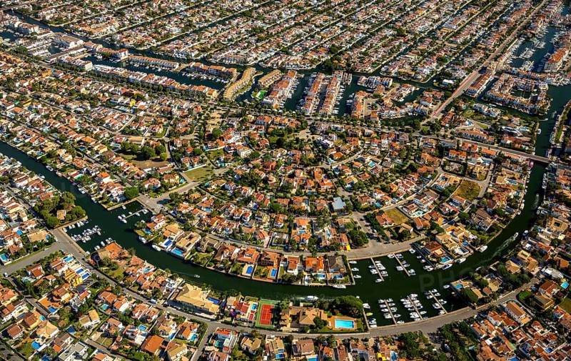 Marina of Empuriabrava, Ampuriabrava, CastellÃü d'EmpÃºries on the Gulf of Roses, holiday homes with boat mooring, largest marina in Europe, boat canals, Empuriabrava, Costa Brava, Catalonia, Spain, Europe, aerial photo, birds-eyes view, aerial photography, aerial photography, overview, bird's eye view, aerial photos of Spain