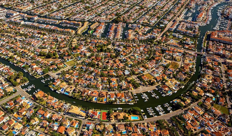 Marina of Empuriabrava, Ampuriabrava, CastellÃü d'EmpÃºries on the Gulf of Roses, holiday homes with boat mooring, largest marina in Europe, boat canals, Empuriabrava, Costa Brava, Catalonia, Spain, Europe, aerial photo, birds-eyes view, aerial photography, aerial photography, overview, bird's eye view, aerial photos of Spain