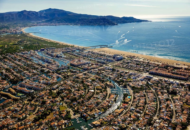 Marina of Empuriabrava, Ampuriabrava, CastellÃü d'EmpÃºries on the Gulf of Roses, holiday homes with boat mooring, largest marina in Europe, boat canals, Empuriabrava, Costa Brava, Catalonia, Spain, Europe, aerial photo, birds-eyes view, aerial photography, aerial photography, overview, bird's eye view, aerial photos of Spain