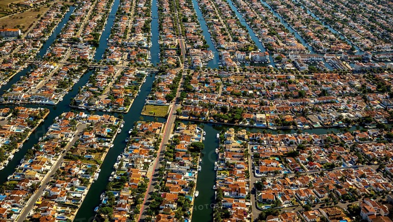 Marina of Empuriabrava, Ampuriabrava, CastellÃü d'EmpÃºries on the Gulf of Roses, holiday homes with boat mooring, largest marina in Europe, boat canals, Empuriabrava, Costa Brava, Catalonia, Spain, Europe, aerial photo, birds-eyes view, aerial photography, aerial photography, overview, bird's eye view, aerial photos of Spain