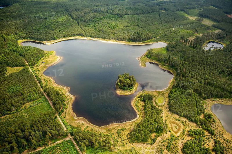 Lakeland, Pomerania, reflection, wooded island, ChoÅ'nica, Baltic Sea coast, pomorskie, Poland, Chosnica, PL, Europe, aerial view, birds-eyes view, aerial photography, aerial photography, overview, bird's eye view, northern Poland