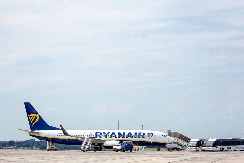 Ryanair aircraft at Lech WaÅ'Ä™sa Airport Gdansk, GdaÅsk, Gdansk, Baltic Sea coast, Baltic Sea, pomorskie, Pomeranian Voivodeship, Poland, Gdansk, PL, Europe, aerial photo, birds-eyes view, aerial photography, aerial photography, overview, bird's eye view