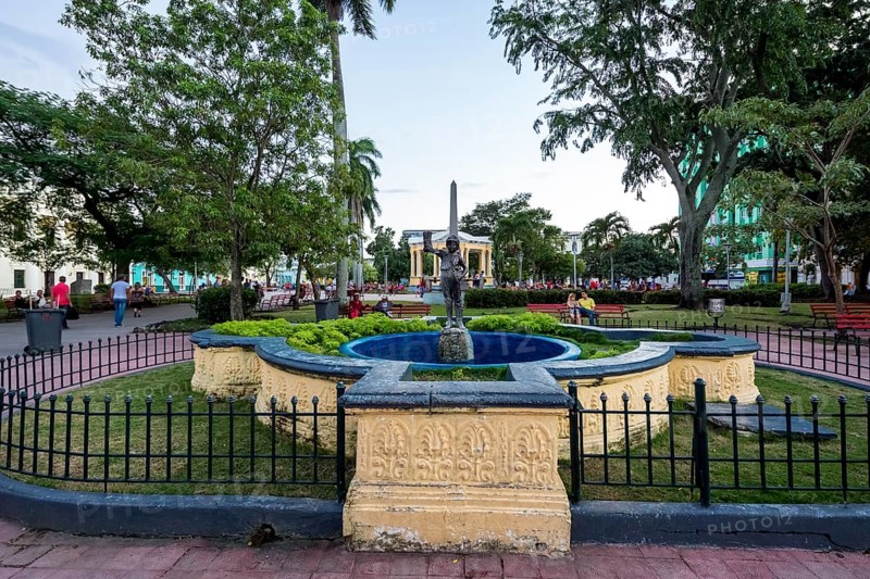 Parque Vidal, Streetlife in the city centre of Santa Clara at the Parque de Santa Clara, Santa Clara, Cuba, Villa Clara