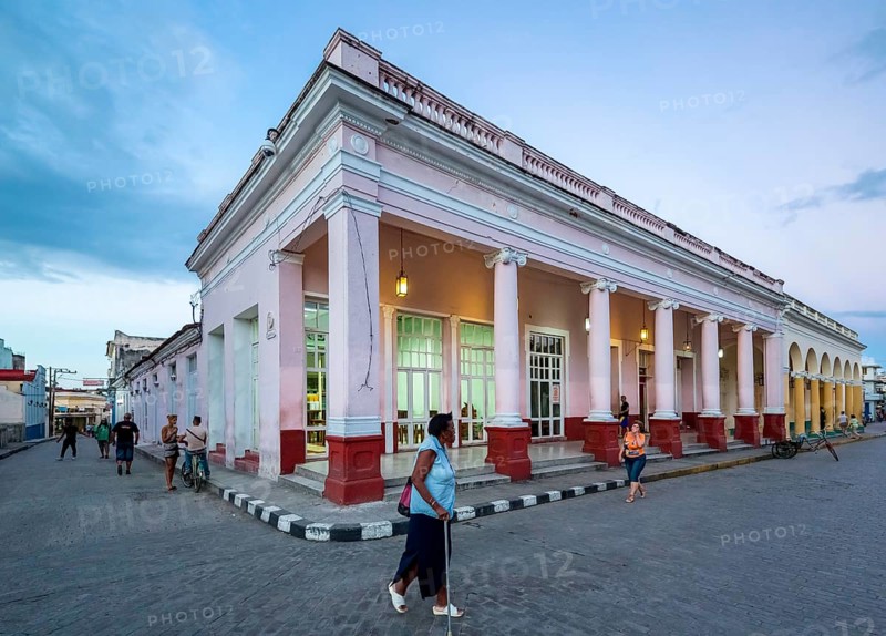 Streetlife in the city centre of Santa Clara at the Parque de Santa Clara, Santa Clara, Cuba, Villa Clara