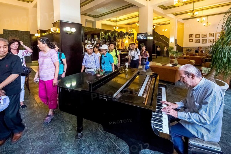 Hotel Amos Mundos, hotel of the writer Ernest Hamingway in Havana, lobby of the hotel with piano player, Pianoman, La Habana, Cuba, Cuba