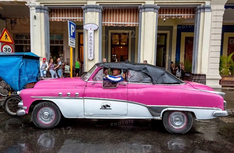 Classic car, convertible in the rain with closed roof, Havana, La Habana, Cuba, Cuba, Central America